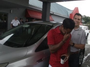 Joven glorifica a Dios tras caminar 32 km para llegar al trabajo y termina ganando un carro