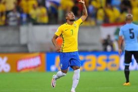 Madre de Douglas Costa realiza cultos con familiares de jugadores de la Selección de Brasil