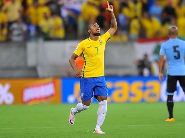 Madre de Douglas Costa realiza cultos con familiares de jugadores de la Selección de Brasil