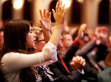 Nuevo estudio reitera que personas que frecuentan la iglesia viven más
