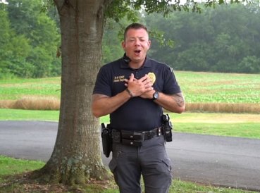 Video de policía alabando a Dios emociona a millones en redes sociales