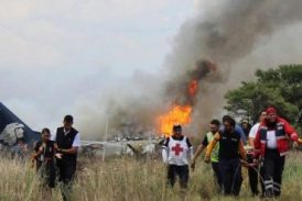Avión con 103 personas cae sin muertes y pasajeros agradecen a Dios