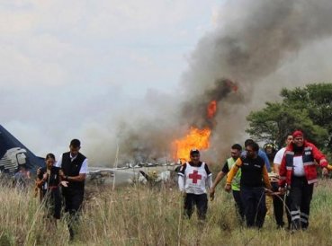 Avión con 103 personas cae sin muertes y pasajeros agradecen a Dios