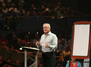 Cumbre Global de Liderazgo pierde 111 sitios debido a acusaciones contra Bill Hybels