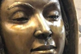 Fenómeno de estatua de virgen María que “llora” atrae fieles
