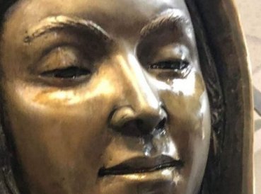 Fenómeno de estatua de virgen María que “llora” atrae fieles