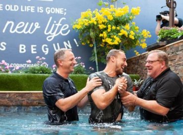 Iglesia Saddleback de Rick Warren bautiza 50,000 personas