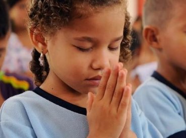 Iglesia inicia oración en escuelas tras disparos masivos