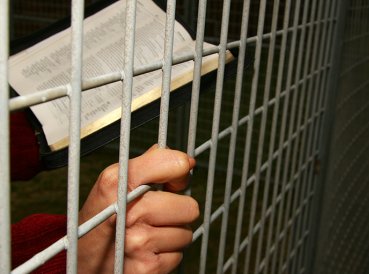 Irán condena a pareja e iglesia por practicar cristianismo