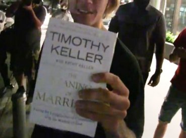 Justin Bieber lee libro sobre matrimonio cristiano antes de boda