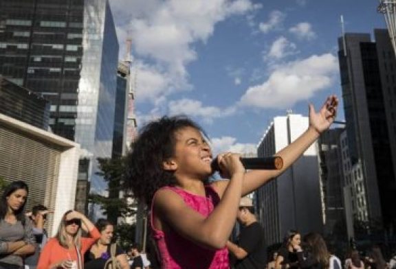 Niña atrae a cientos con predicación del Evangelio en las calles