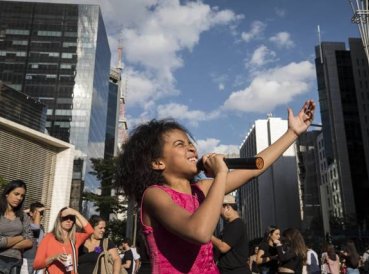 Niña atrae a cientos con predicación del Evangelio en las calles