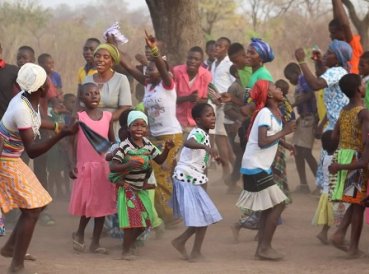 Paralítica se arrastra 5 kilómetros para escuchar el Evangelio
