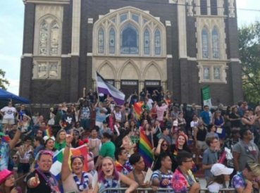 Pastor dice que cristianos pueden apoyar matrimonio gay y no ser heréticos