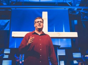 Pastor sordo vence preconcepto y planta iglesia