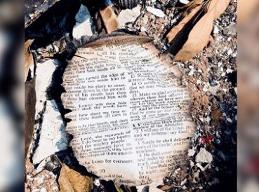 Personas reavivadas tras encontrar Salmos intactos en incendio