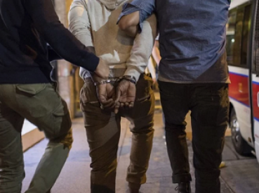 Policía encubierta ataca culto para encarcelar cristianos
