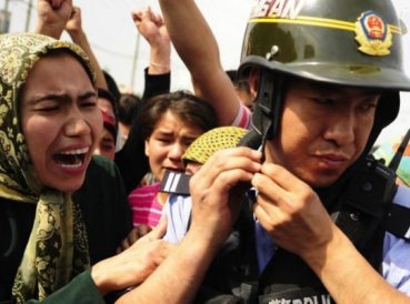 Policías chinos invaden culto y arrestan a cristianos