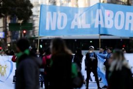 Senado de Argentina rechaza despenalización del aborto