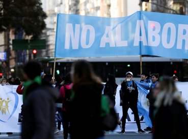 Senado de Argentina rechaza despenalización del aborto