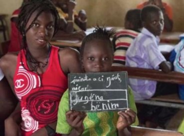Tribu africana baila de alegría al recibir la Biblia traducida en su idioma