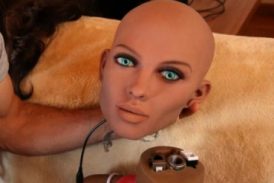 Buscan frenar apertura de tienda de muñecas sexuales robot