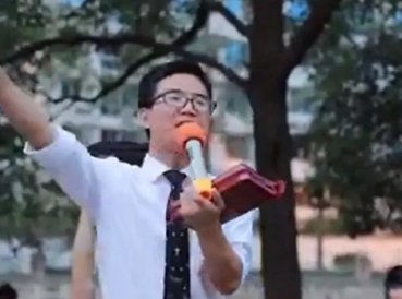 Chinos predican en las calles tras ser cerrada su iglesia