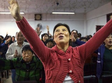 Gobierno chino planea reescribir Biblia y controlar iglesias