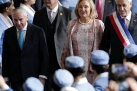 Manifestantes tildan de traidor a Piñera durante Tedeum