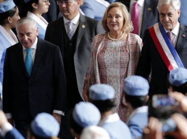 Manifestantes tildan de traidor a Piñera durante Tedeum