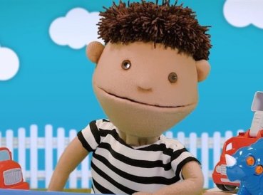 Marionetas enseñan a niños que ser transgénero es normal