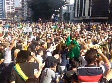 Multitud se reúne en vigilia de oración por Jair Bolsonaro