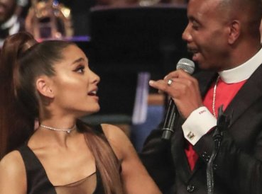 Obispo pentecostal se disculpa por tocar a Ariana Grande