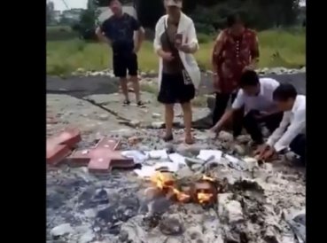 Video muestra que hace con biblias el gobierno de China