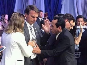 Viral video de pastor orando por abdomen de Jair Bolsonaro