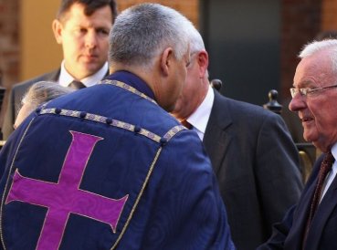 Ex ateo gobernador de Australia es bautizado a los 85 años