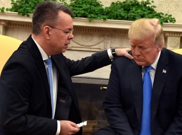 Pastor Brunson liberado de prisión ora por Donald Trump