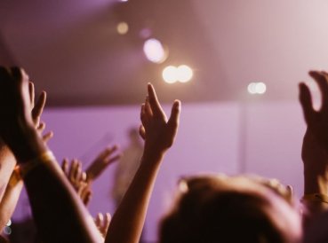 Piper: ¿Cristianos deben levantar sus manos en adoración?