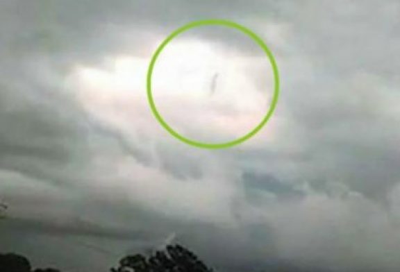Viral video de figura caminando en cielo durante una tormenta