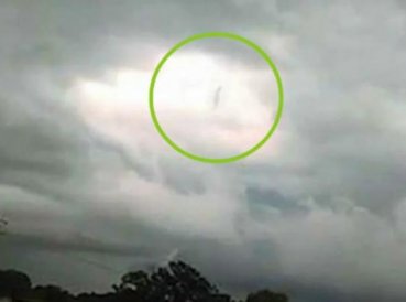 Viral video de figura caminando en cielo durante una tormenta