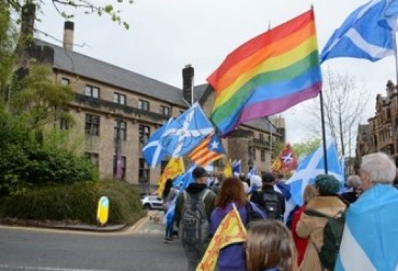 Escocia primer país en exigir que escuelas enseñen LGBT