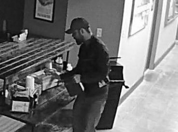 Hombre irrumpe en la iglesia y arranca páginas de la Biblia