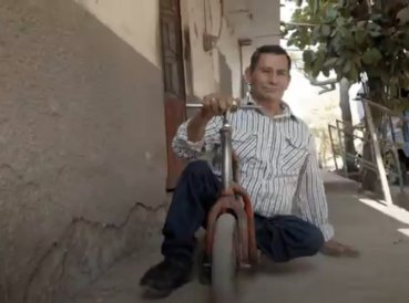 Pastor con discapacidad predica en patinete en México