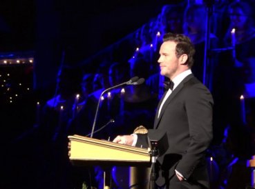 Chris Pratt lee la Biblia durante un evento de Navidad
