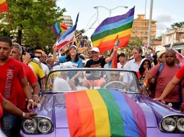 Cuba saca matrimonio gay de nueva Constitución tras protestas