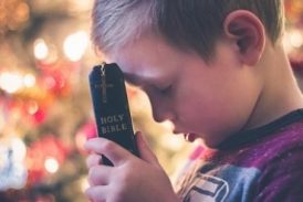 Prohíben a niño hablar de la Biblia en el aula de clases