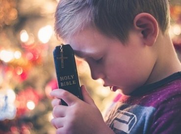 Prohíben a niño hablar de la Biblia en el aula de clases