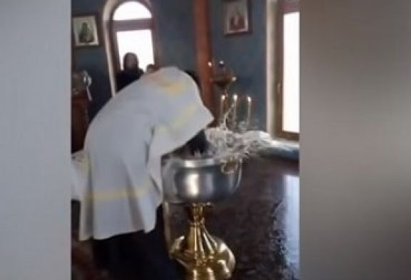 Sacerdote casi ahoga niña en bautismo decía que tenía a Satanás