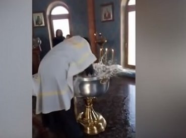 Sacerdote casi ahoga niña en bautismo decía que tenía a Satanás
