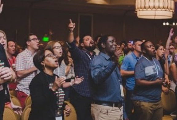 Temor a destacarse como cristiano crece y afecta evangelismo